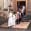 Feierlich geht es nun zum Einschulungsgottesdienst in die Kirche.